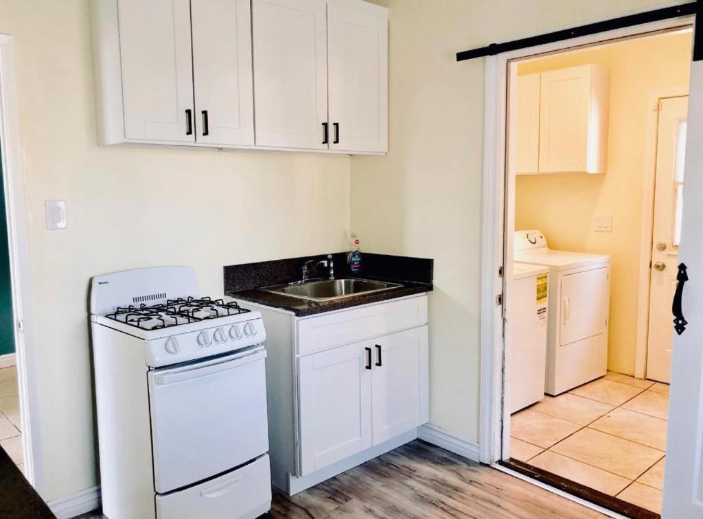 Lax Guest House Ингълуд Екстериор снимка